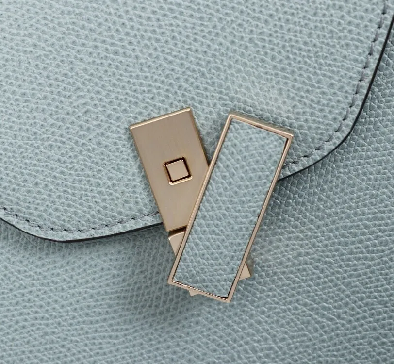 In stock👉Original small size light blue👉Valextra Valextra Iside, known as Italian Hermès, is one of the most representative designs of Valextra. There is no obvious logo, but the simple collective line design is very recognizable, full of architectural art, and shows a capable and intellectual style. It is made of imported palm-print lining cowhide, with up to five stitches of handwork, and the shiny oil edges test the skill of the craftsman. Small size: 22Cm